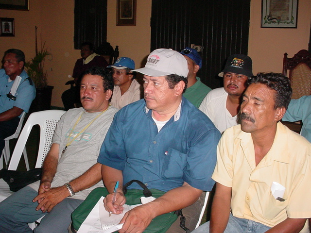 Oscar Morerira (centro) uno de los trabajadores reintegrados por sentencia judicial